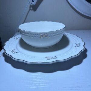 Gold and white bow dish set